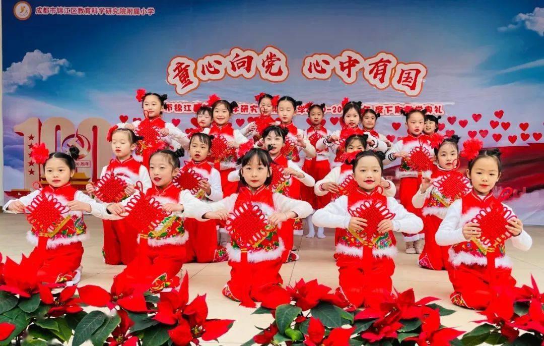 爸爸抱娃走路险摔倒 还好及时把娃撤回!“啥事没有还冲我乐”